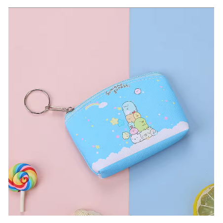 Portefeuille bleu avec un design de Sumikko Gurashi, charmant et fonctionnel pour un usage quotidien.