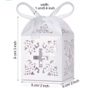 Boîte blanche découpée avec croix et fermeture en ruban blanc