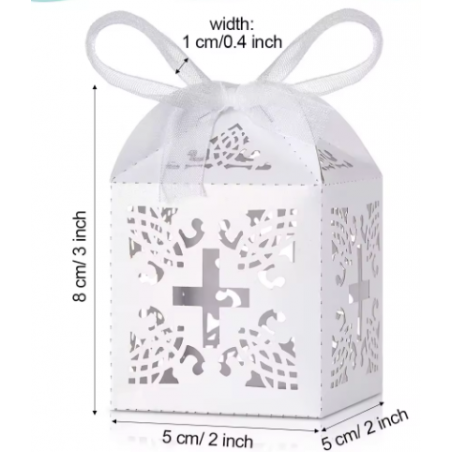 Boîte blanche découpée avec croix et fermeture en ruban blanc