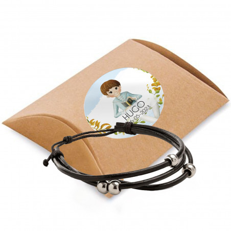 Bracelet en cuir avec décorations dans une boîte kraft personnalisée