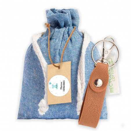Porte-clés dans un sac en tissu avec une étiquette suspendue personnalisée pour les cadeaux de baptême