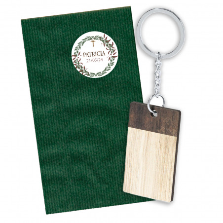 Porte-clés en bois bicolore dans une enveloppe kraft verte avec un autocollant personnalisé