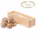 Jeu de dés en bois dans un étui avec un autocollant personnalisé