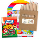 Livre de coloriage et crayons dans une boîte personnalisée avec un sac de bonbons pour les cadeaux de mariage.