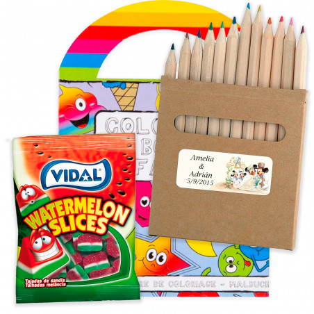 Livre de coloriage et crayons dans une boîte personnalisée avec un sac de bonbons pour les cadeaux de mariage.