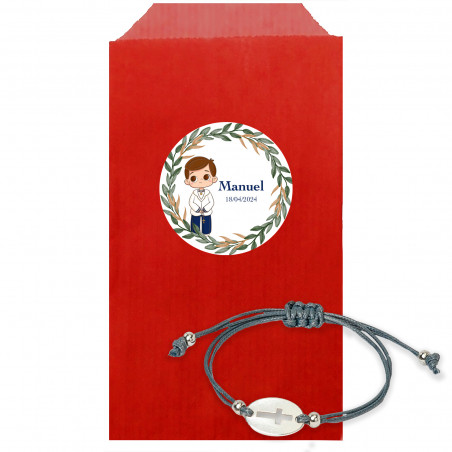 Bracelet cordon avec une croix dans une enveloppe kraft avec un autocollant de communion personnalisé