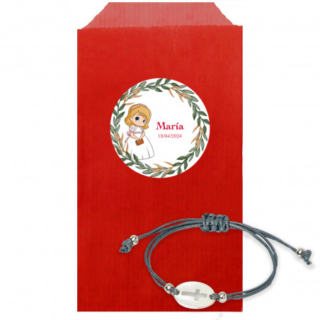 Bracelet en cordon avec charm en croix dans une enveloppe avec autocollant communion fille personnalisé