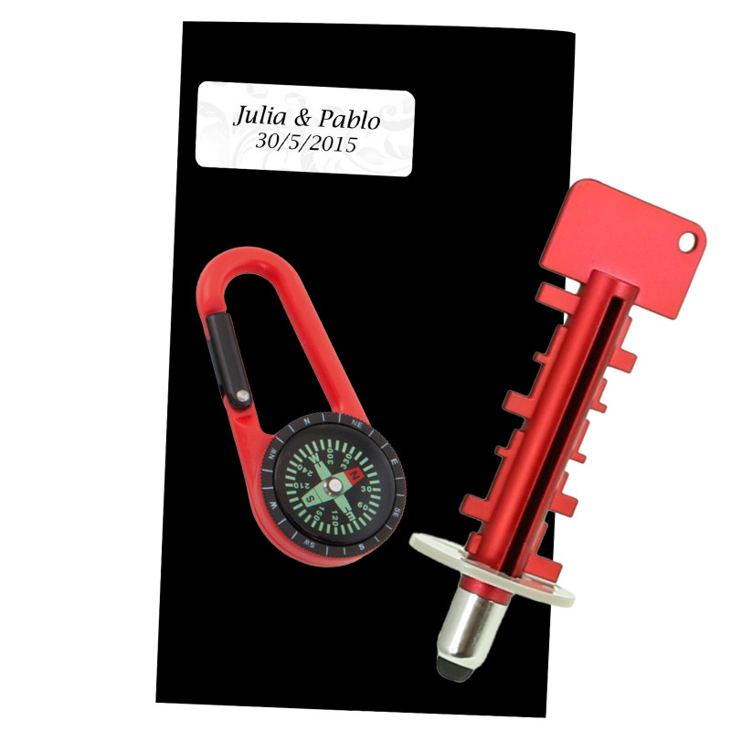 Jeu d'adresse pointeur et boussole présenté dans une enveloppe kraft noire avec adhésif personnalisé pour les mariages