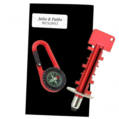 Jeu d'adresse pointeur et boussole présenté dans une enveloppe kraft noire avec adhésif personnalisé pour les mariages