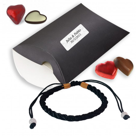 Bracelet homme et chocolats en forme de coeur présentés dans une boîte noire personnalisée pour mariages et événements