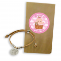 Bracelet de la Vierge Marie dans une enveloppe kraft et autocollant de baptême pour fille