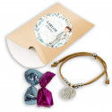 Bracelet avec une médaille de la Vierge Marie et des chocolats dans un écrin personnalisé pour la communion d'un garçon.