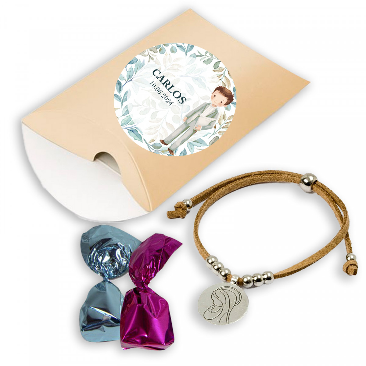 Bracelet avec une médaille de la Vierge Marie et des chocolats dans un écrin personnalisé pour la communion d'un garçon.