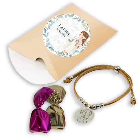Bracelet Vierge Marie avec chocolats dans une boîte personnalisée pour la communion d'une fille.