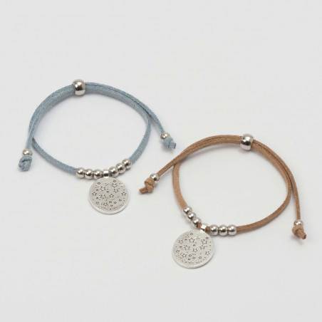 Bracelet Vierge Marie avec chocolats dans une boîte personnalisée pour la communion d'une fille.