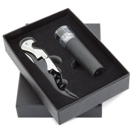 Bouchon à vin avec pompe à vide et décapsuleur présenté dans un étui noir avec un autocollant de mariage personnalisé.