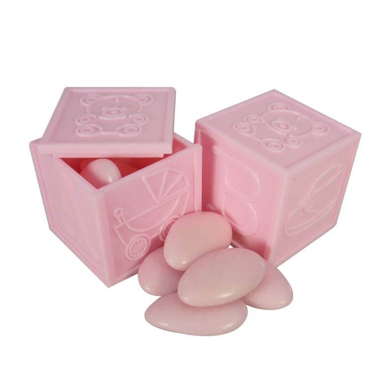 Boîte avec des motifs de bébé remplie de dragées