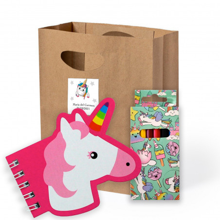 Cahier et crayons licorne dans une boîte licorne dans un sac avec un autocollant personnalisé pour les détails