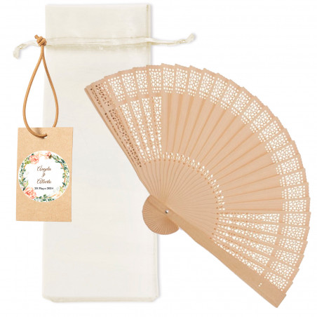 Éventail en bois dans un sac en organza avec une étiquette suspendue personnalisée pour les détails de mariage