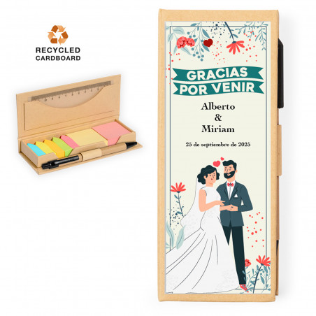 Marqueurs et notes de couleur, stylo et règle personnalisés pour cadeaux de mariage dans une boîte en carton.