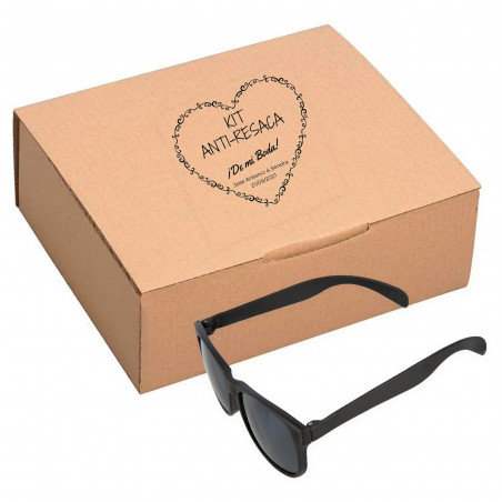 Lunettes de soleil dans une boîte avec un autocollant personnalisé pour les détails