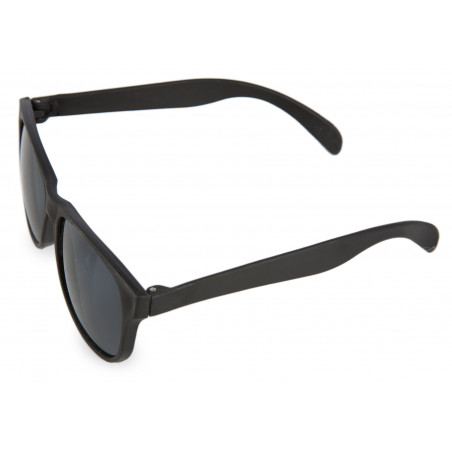 Lunettes de soleil dans une boîte avec un autocollant personnalisé pour les détails