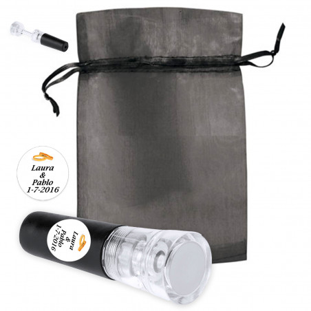 Bouchon de bouteille de vin personnalisé avec pompe à vide dans un sac en organza pour cadeaux de mariage.