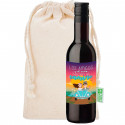 Bouteille de vin fruité avec étiquette sympathique dans un sac en coton pour un mariage