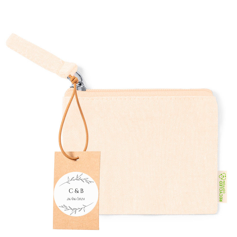 Sac à main ivoire avec une étiquette suspendue et un autocollant personnalisé avec des initiales pour les cadeaux de mariage.