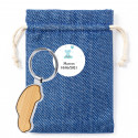 Porte-clés en bambou en forme de voiture présenté dans un sac en tissu avec un autocollant personnalisé pour les détails