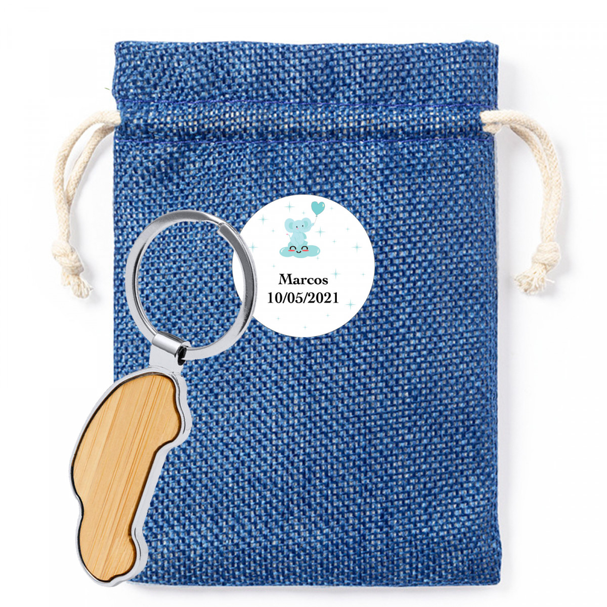 Porte-clés en bambou en forme de voiture présenté dans un sac en tissu avec un autocollant personnalisé pour les détails