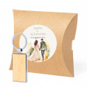 Porte-clés en bambou dans une enveloppe kraft personnalisée pour les cadeaux de mariage
