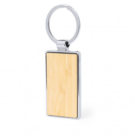 Porte-clés en bambou dans une enveloppe kraft personnalisée pour les cadeaux de mariage