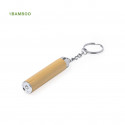 Porte-clés lampe de poche en bambou dans une enveloppe kraft personnalisée pour les cadeaux de mariage