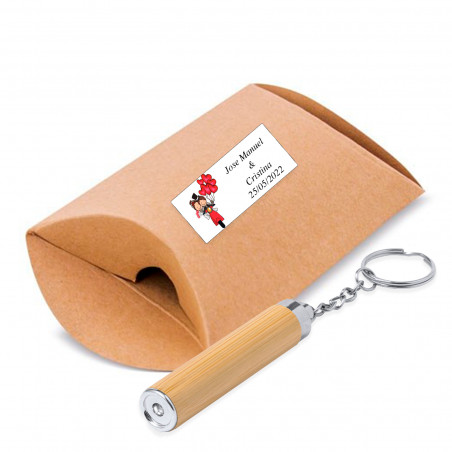 Porte-clés lampe de poche en bambou dans une enveloppe kraft personnalisée pour les cadeaux de mariage