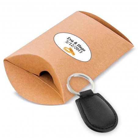 Porte-clés en simili cuir présenté dans un étui kraft personnalisé pour des détails.