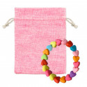 Bracelet avec perles dans un sac en tissu rose pour les détails