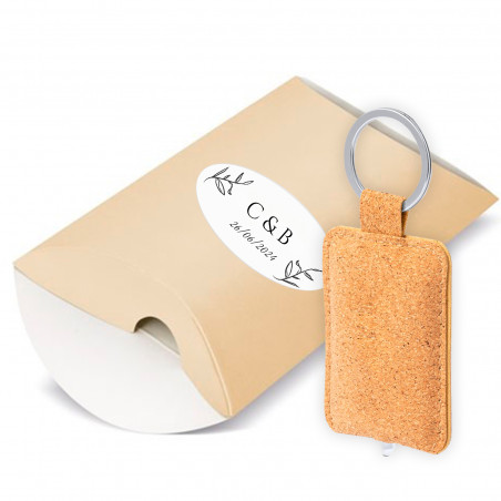Porte-clés écologique dans une enveloppe kraft personnalisée avec des autocollants initiaux pour les détails