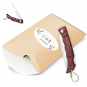 Couteau dans une boîte en kraft avec autocollant personnalisé avec des initiales pour les détails