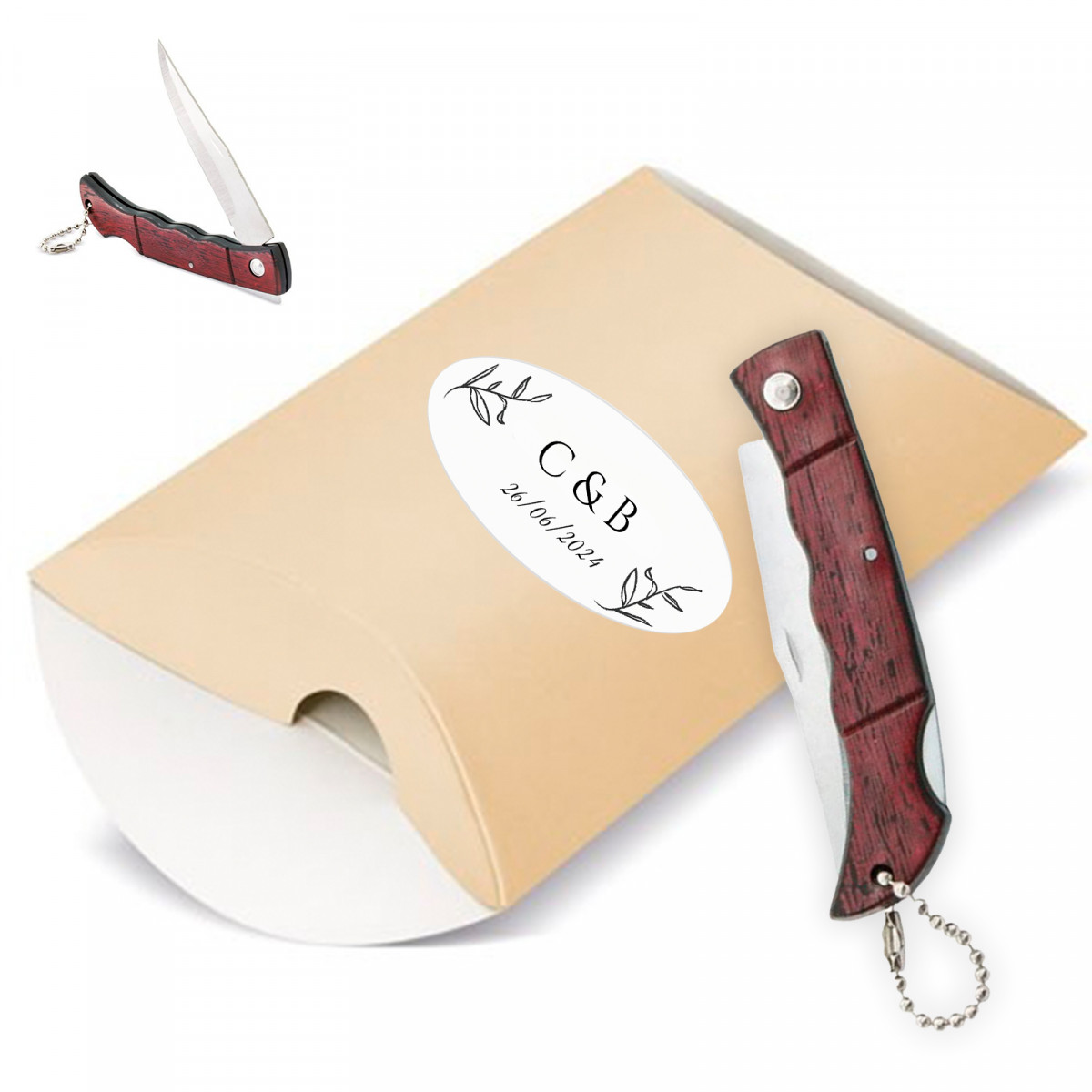 Couteau dans une boîte en kraft avec autocollant personnalisé avec des initiales pour les détails