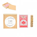 Jeu de cartes et dés dans une boîte en bois personnalisée avec des initiales pour des détails