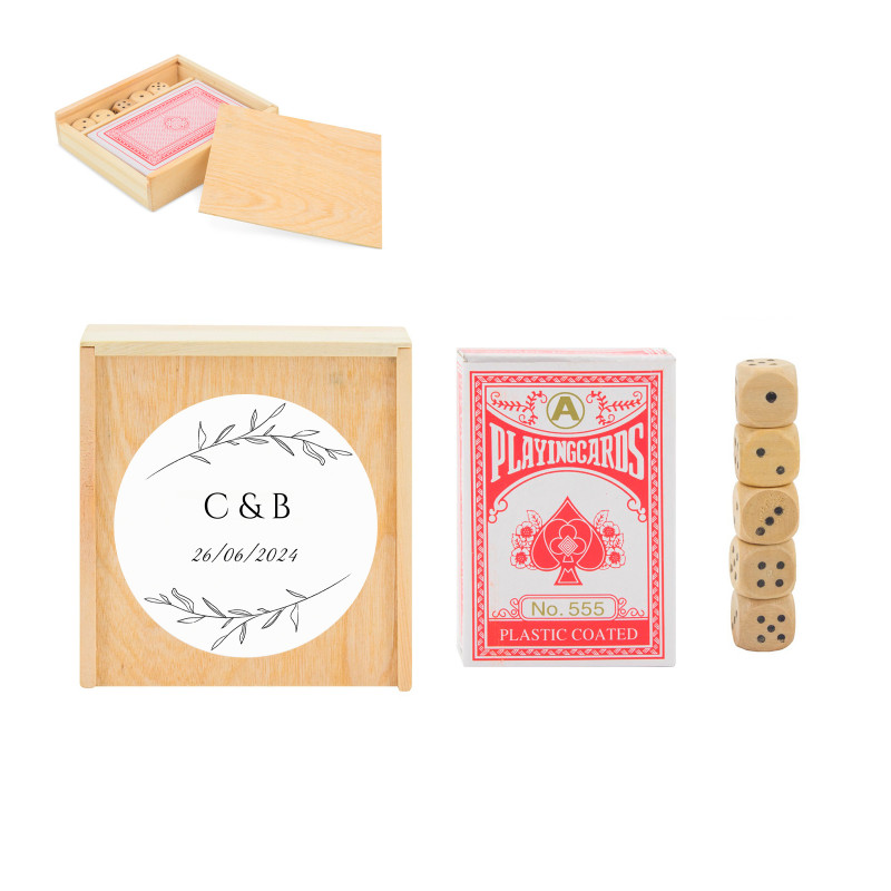 Jeu de cartes et dés dans une boîte en bois personnalisée avec des initiales pour des détails