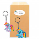 Porte-clés en forme de poney coloré dans une enveloppe kraft personnalisée pour les petits cadeaux.