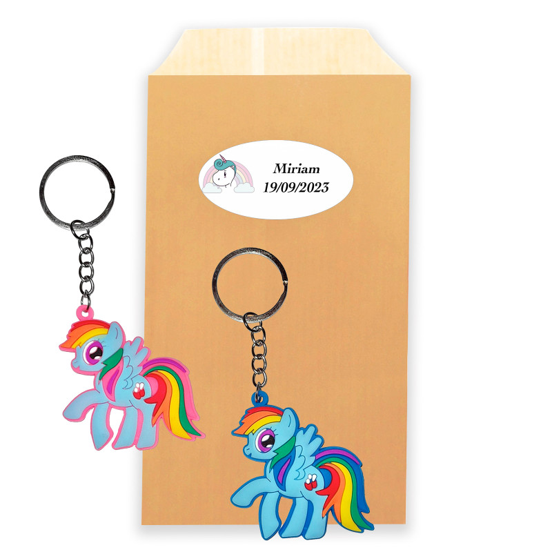 Porte-clés en forme de poney coloré dans une enveloppe kraft personnalisée pour les petits cadeaux.