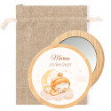Miroir rond en bois personnalisé présenté dans un sac en tissu pour les cadeaux de baptême