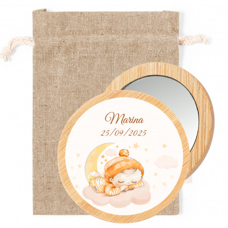 Miroir rond en bois personnalisé présenté dans un sac en tissu pour les cadeaux de baptême