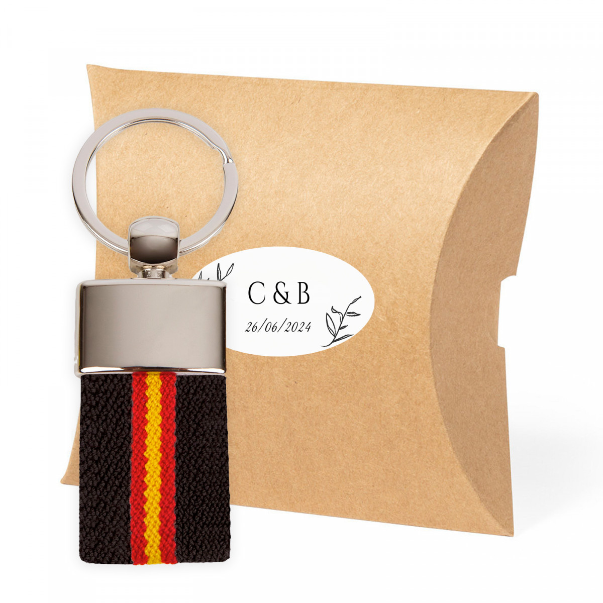 Porte-clés drapeau dans une enveloppe kraft personnalisée avec des autocollants initiaux pour plus de détails