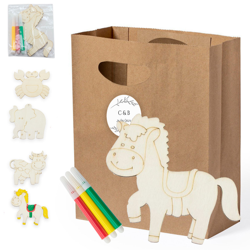 Figurines en bois à colorier avec des marqueurs dans un sac avec adhésif personnalisé pour les détails