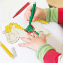 Figurines en bois à colorier avec des marqueurs dans un sac avec adhésif personnalisé pour les détails
