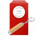 Porte-clés lampe de poche en bambou dans une enveloppe kraft avec un autocollant initial personnalisé pour plus de détails